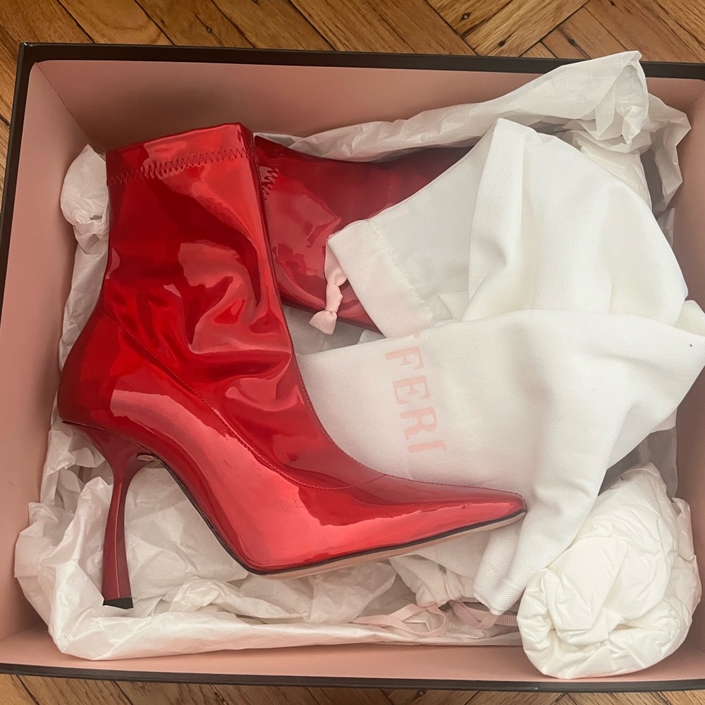PIFERI RED BOOTS